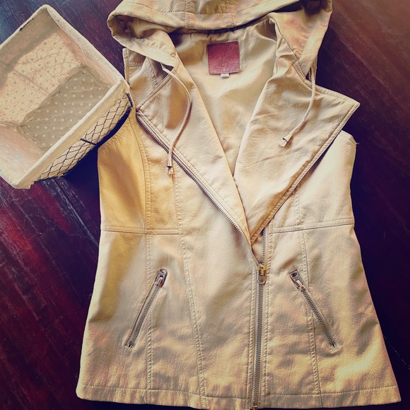 Cute little zipper vest🌸🌻 - Picture 1 of 8